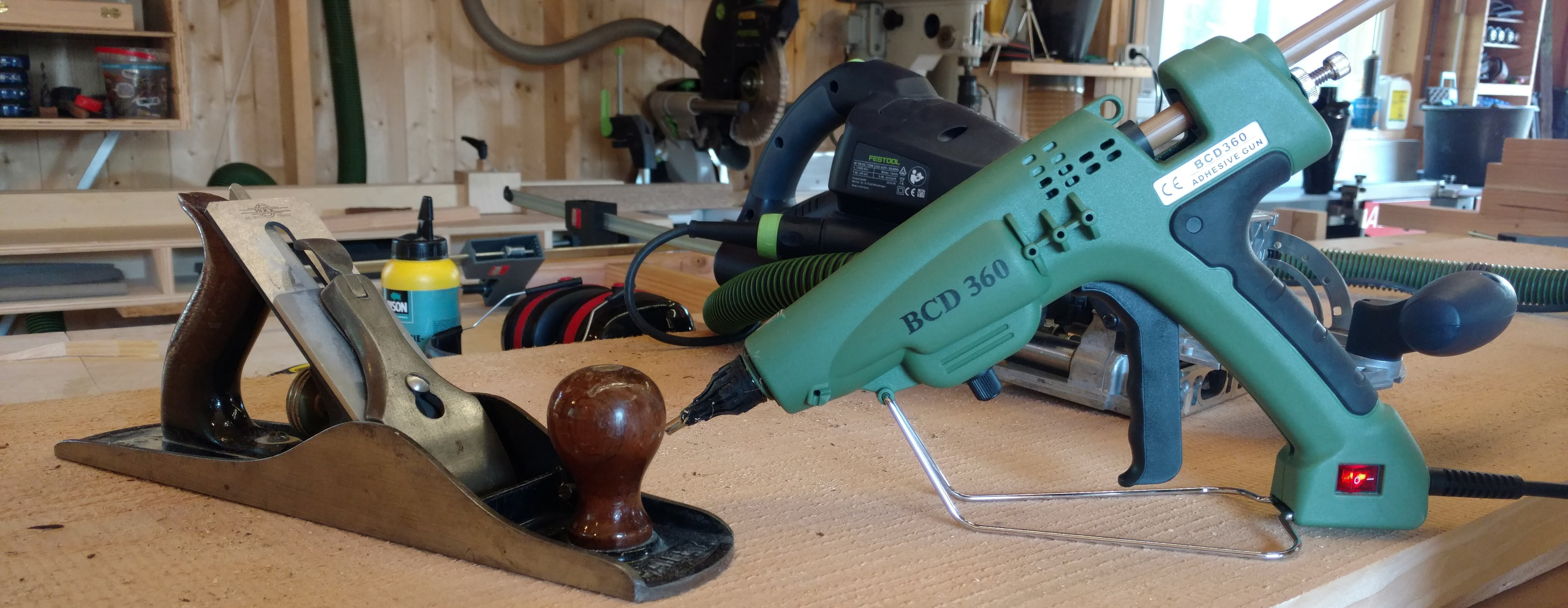 WoodFix knoestvuller pistool op de werkbank